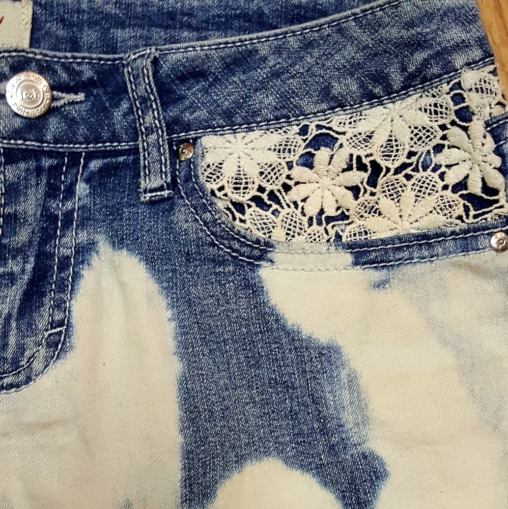SOLD😍laace/bleach destroyed denim shorts size 5 - Picture 6 of 8